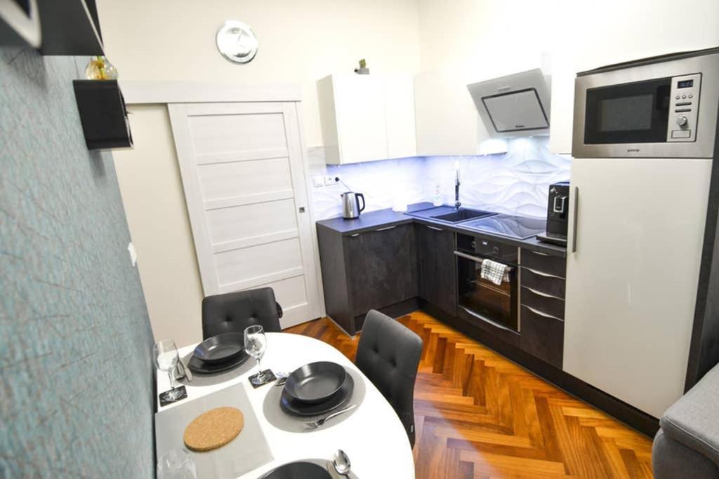 Brandly New Apartment Andel Прага Екстериор снимка