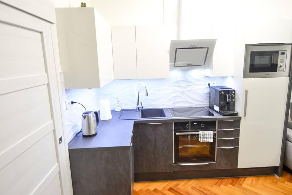 Brandly New Apartment Andel Прага Екстериор снимка