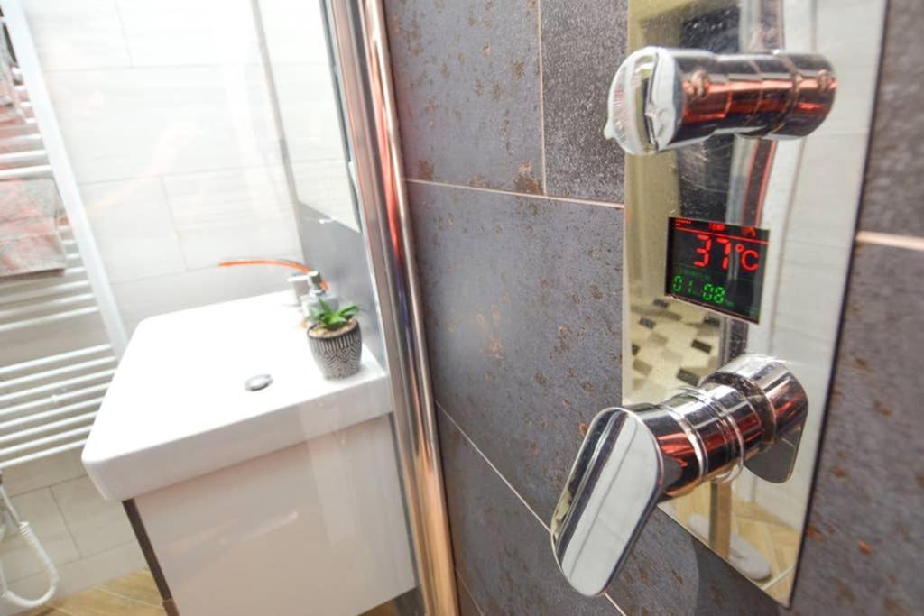 Brandly New Apartment Andel Прага Екстериор снимка