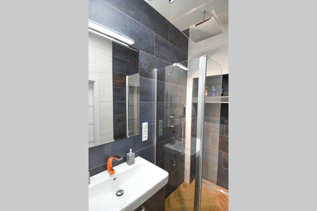 Brandly New Apartment Andel Прага Екстериор снимка